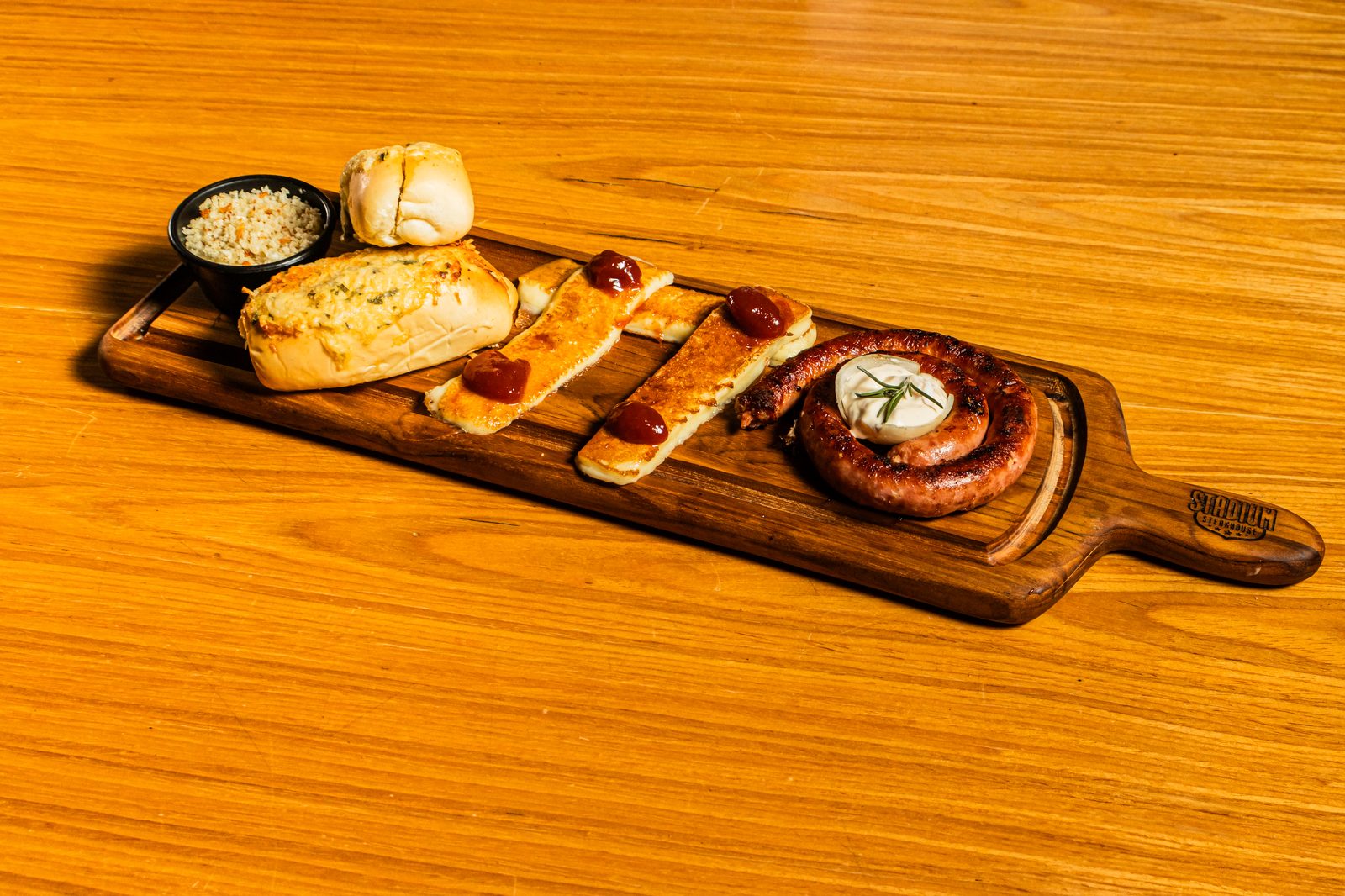 Apito Inicial — linguiça artesanal, queijo coalho e pão de alho
