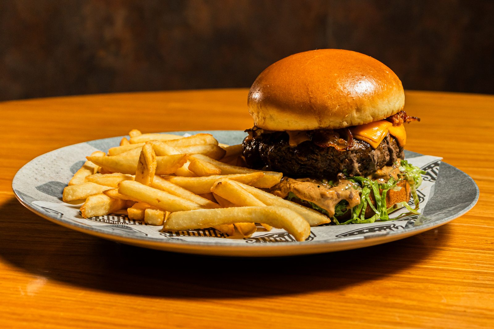 BBQ — blend angus 250g, cheddar, bacon, alface, tomate e molho do chef