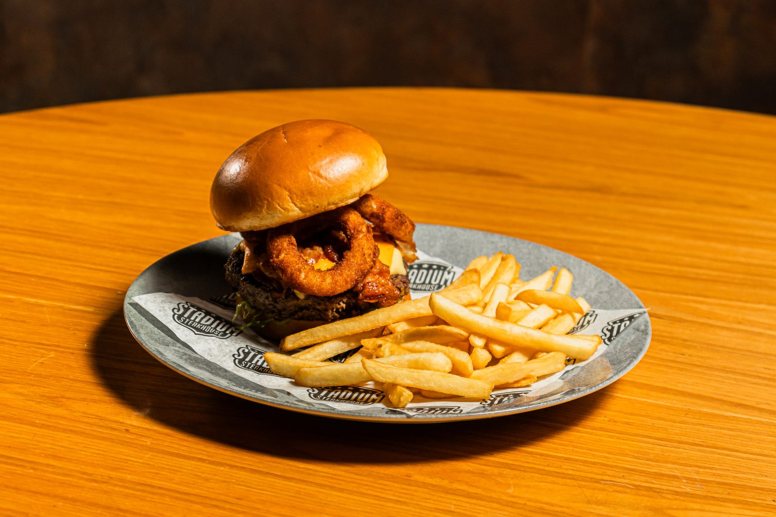 Holand — burger com onion rings, bacon, mix de queijos e picles